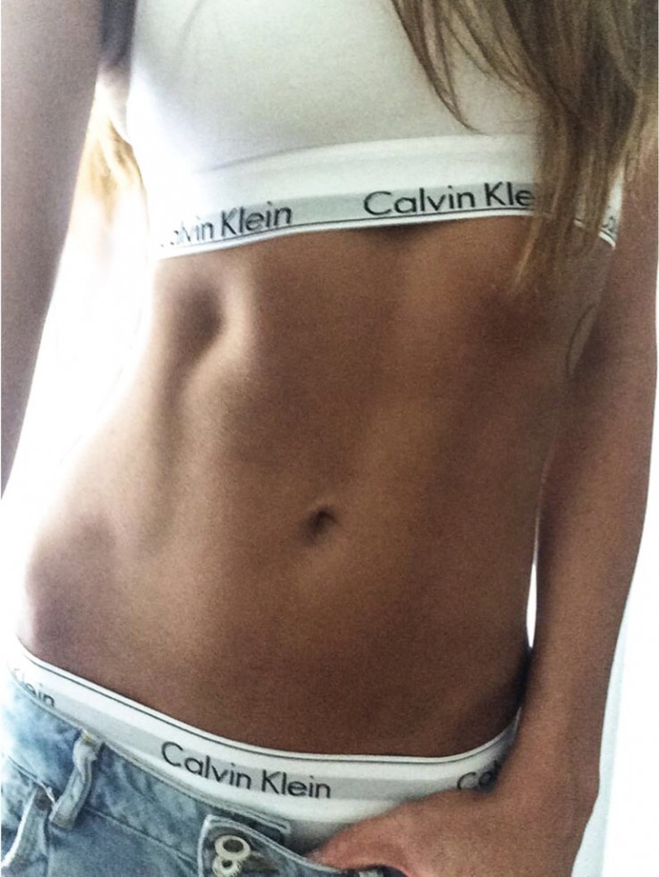 Женский комплект Calvin Klein белый: топ и плавки C02 Женский комплект Calvin Klein белый: топ и плавки C02