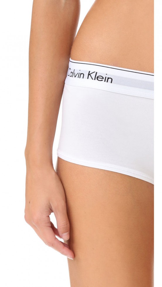 Женский комплект Calvin Klein белый: топ и шортики C12 Женский комплект Calvin Klein белый: топ и шортики C12